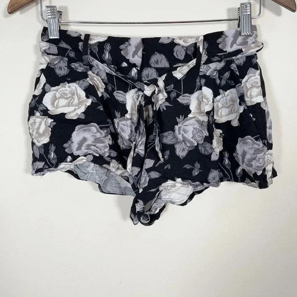 🌟✨2 for $20 ✨🌟 ARITZIA | TALULA TIE  WAIST FLORAL SHORT - Picture 2 of 10